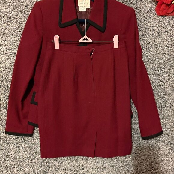 EN AVANCE Women's 2-Piece Skirt Suit Size 8 Burgundy Black Trim Formal - Picture 1 of 7